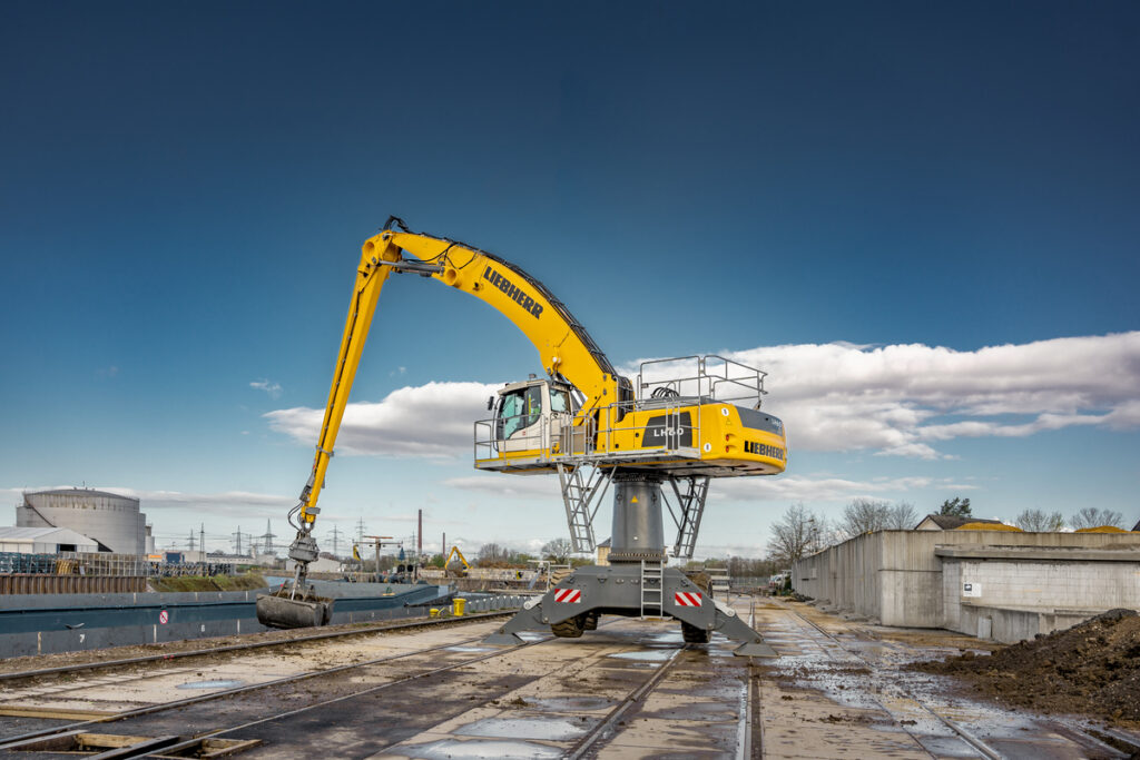 Liebherr electric material handlers - lh60m high rise port e