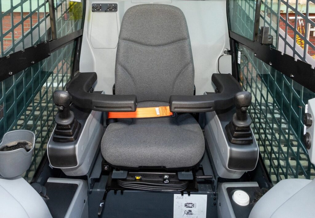 Hyundai ht30: meet hyundai’s new mid-size compact track loader hyundai ht30 cab