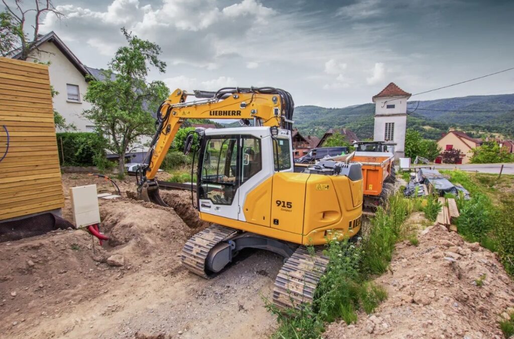 Liebherr compact excavators - r 915