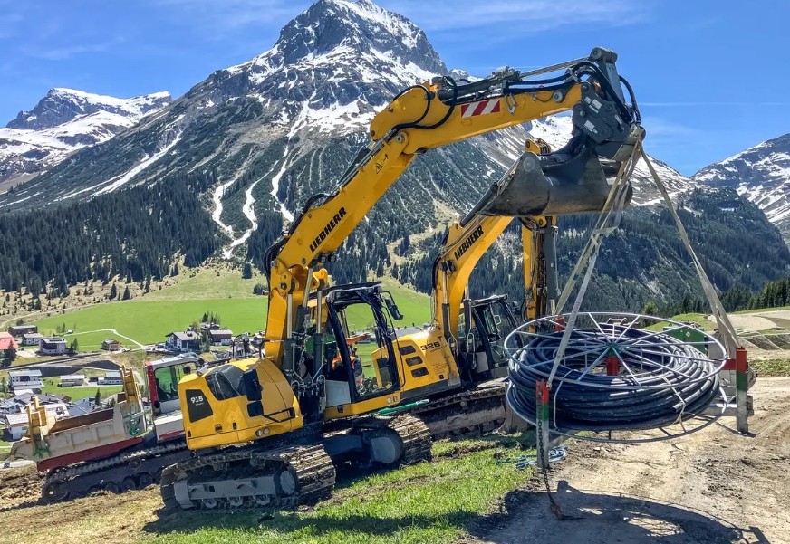 Liebherr compact excavators - r 915